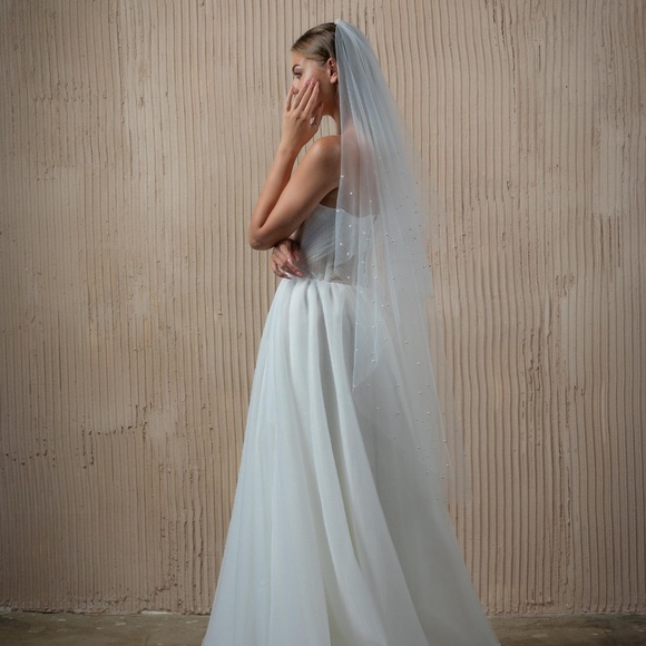 WHITE FINGERTIP VEIL W/ PEARL BLUSHER - Picture 4 of 11